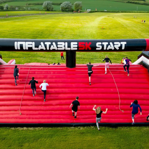 A group of people running towards tge finish line